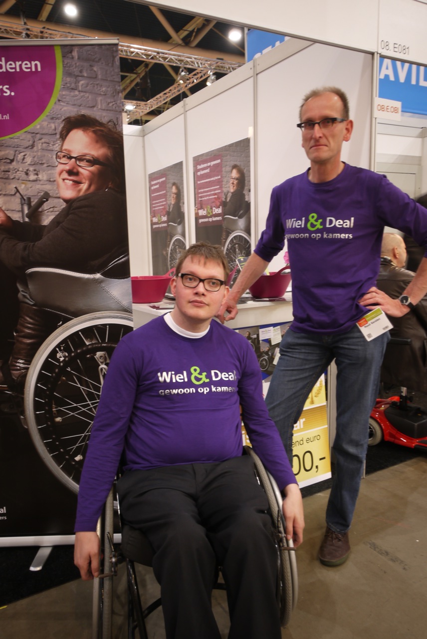 twee medewerkers Wiel_Deal voor de stand